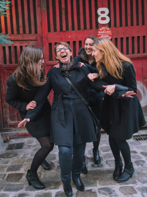 Séance famille, la mère et ses 3 filles, photo extérieure, Bastille, Paris